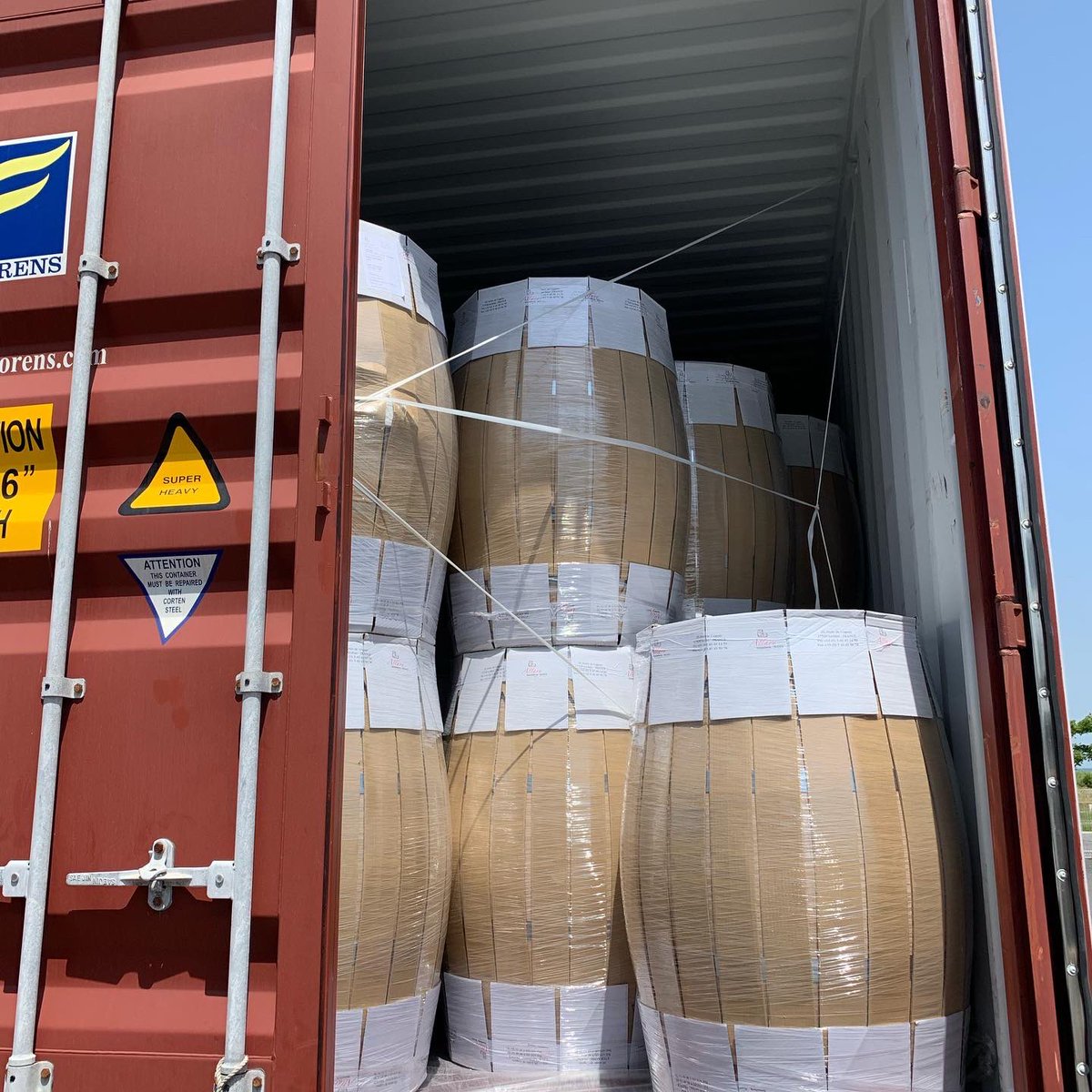 Allary_France's tweet photo. En pleine campagne des USA ๐บ๐ธ chargement de conteneurs ๐ข destination Californie ๐ .
#tonnellerie #allary #tonnellerieallary #madeinfrance #winelover #tonneaux #vats #foudre #frenchoakbarrels #largeformats #usa #sonoma #california #winetasting๐ท #winetasting #napavalley https://t.co/MRxYmiZfYG