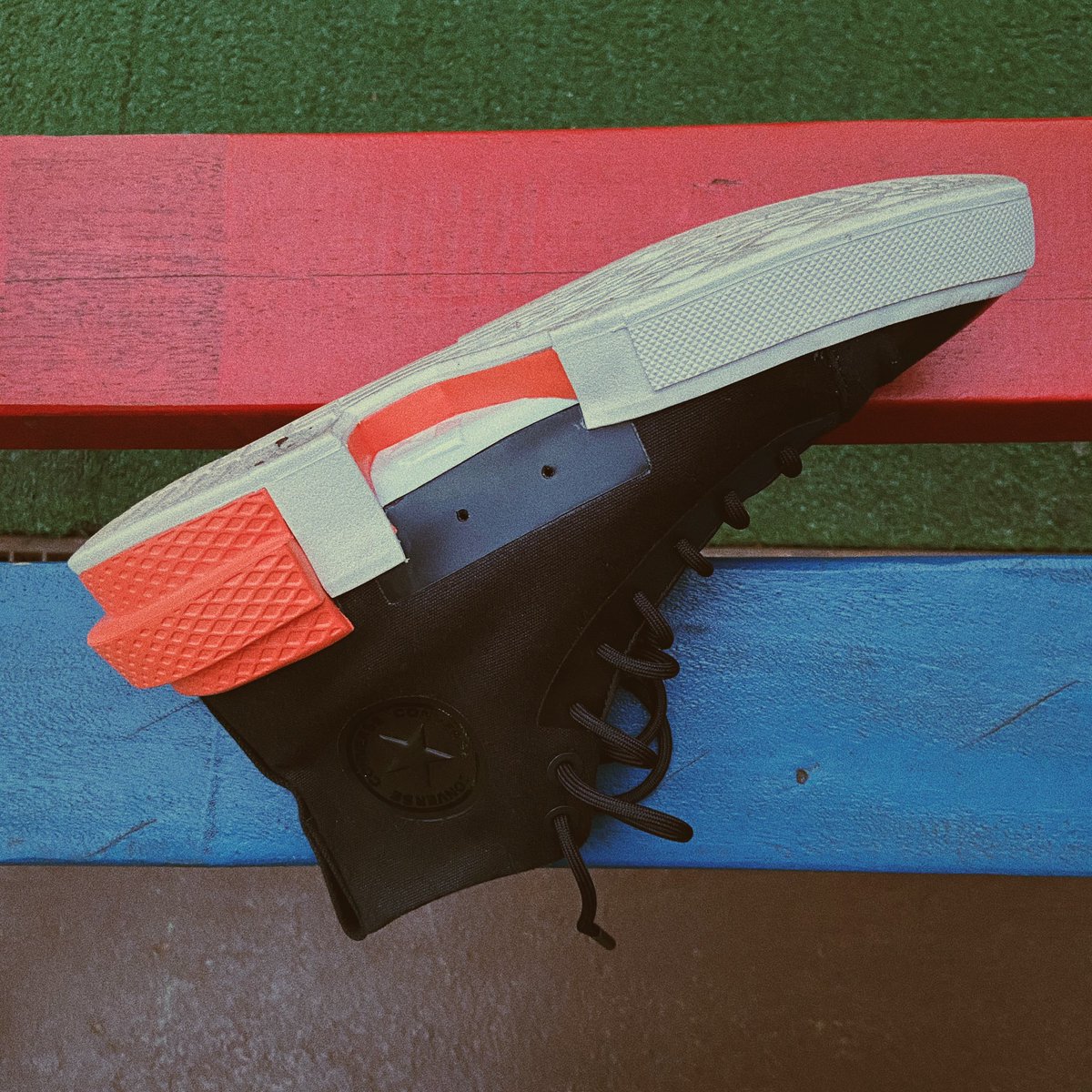 reisjuliav's tweet image. não sei como a @converse_br me conhece tão bem (??) mas eles me mandaram esse lançamento fino d+ 🥺🥺 obrigada!! #InMyConverse #CreateAtHome