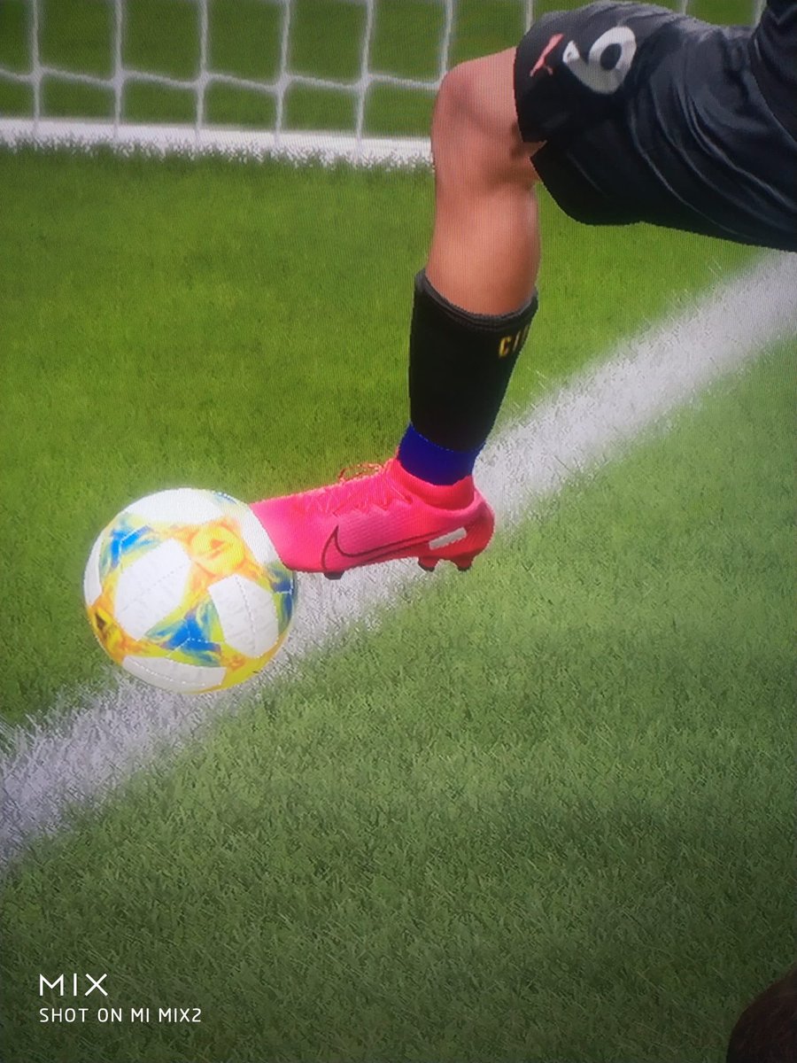 E niente, poi fai questi eurogoal toccando la palla un centimetro dalla linea e i tuoi compagni hanno pure il coraggio di insultarti 😆