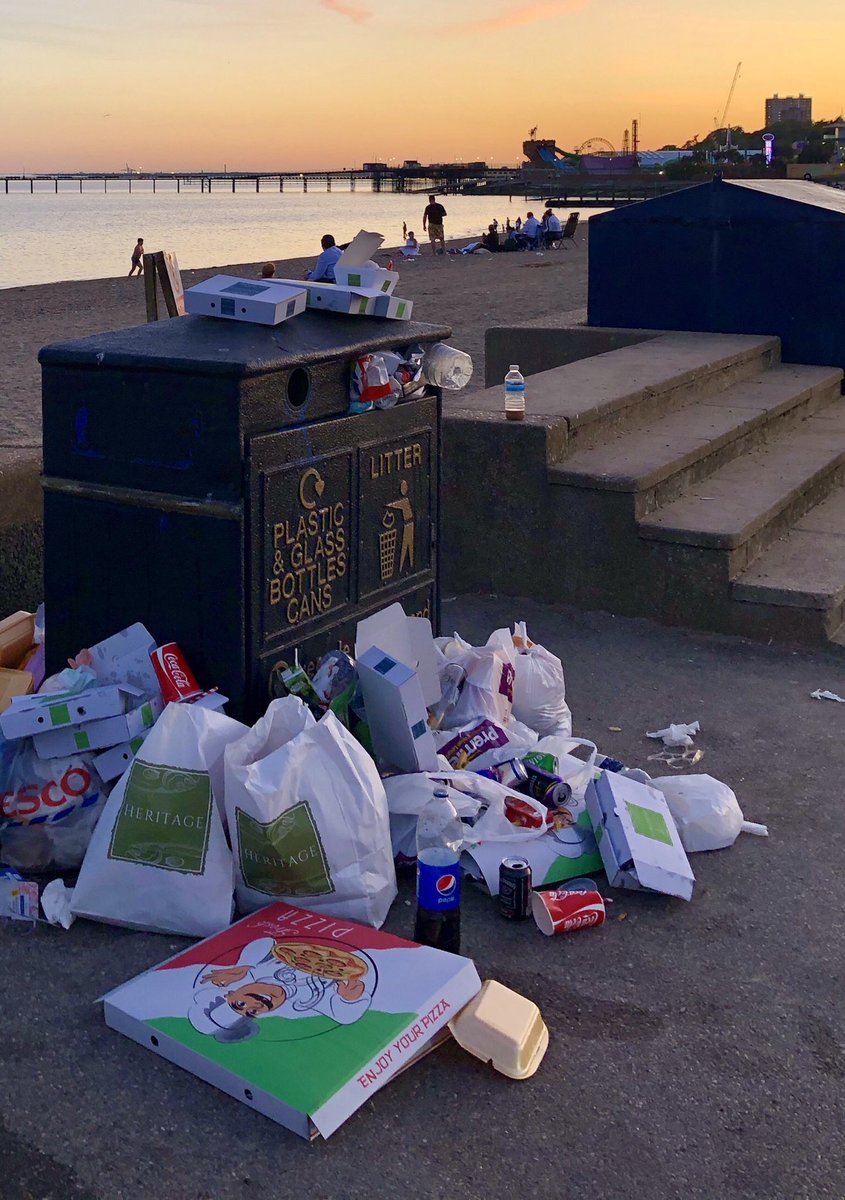 YourSouthend's tweet photo. The visitors to Southend beach today have now gone home but unfortunately not everyone cleared up their litter before leaving. https://t.co/mUJLHvriuH