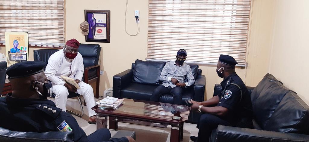 SamsonFOlatunde's tweet photo. Yesterday, Tuesday 19th May, 2020, I received the new DPO of Badagry, CSP Adeyeri M.S in his first official visit to the Council Secretariat, Iworo, Olorunda LCDA. Although the visit has been delayed by the new reality that has altered patterns all over the world, https://t.co/LbDAg0v4t3