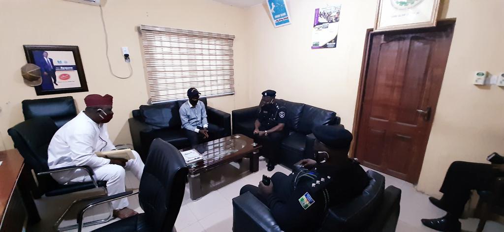 SamsonFOlatunde's tweet photo. Yesterday, Tuesday 19th May, 2020, I received the new DPO of Badagry, CSP Adeyeri M.S in his first official visit to the Council Secretariat, Iworo, Olorunda LCDA. Although the visit has been delayed by the new reality that has altered patterns all over the world, https://t.co/LbDAg0v4t3