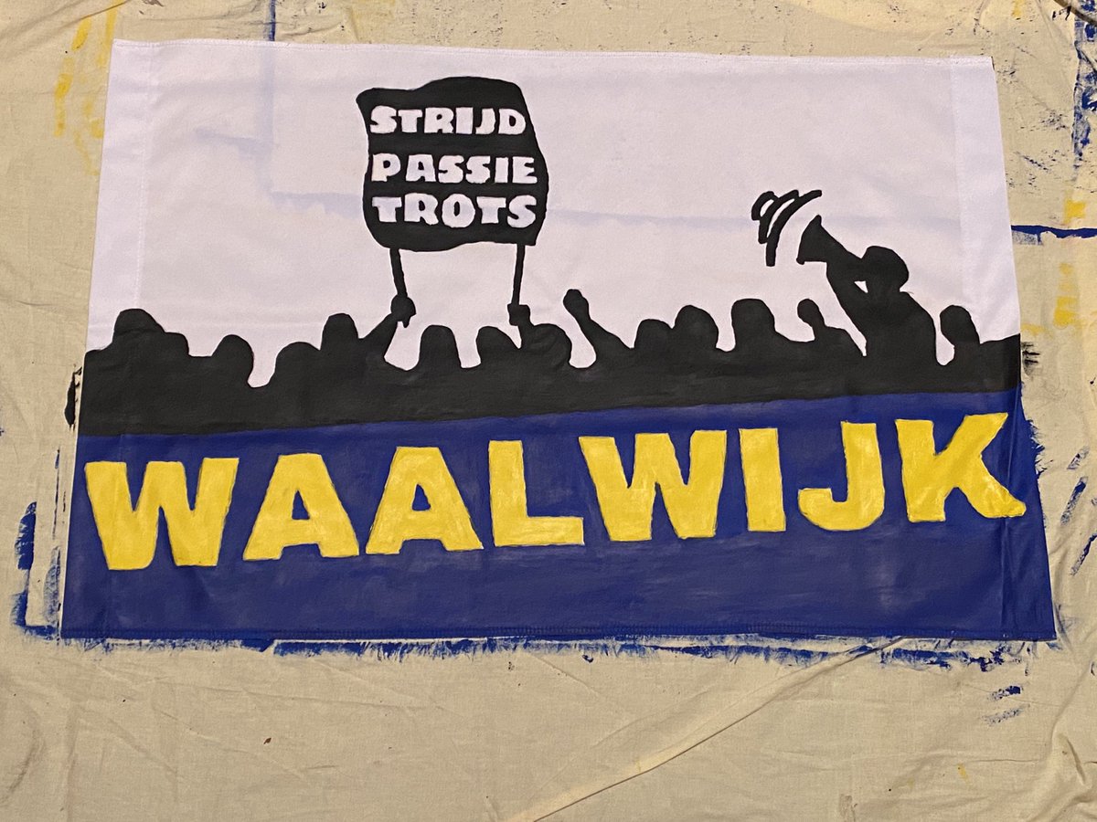 JEEGEEKA's tweet photo. 5.5 uurtjes werk, maar dan heb je ook wat! Project bandieri 6! #rkcwaalwijk #bandieri @RKCWAALWIJK https://t.co/CurZ2hsNxq