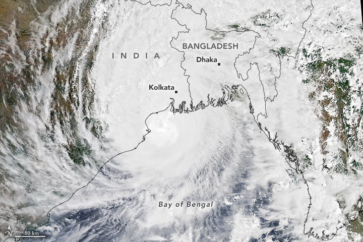 #Amphan, the first tropical cyclone of the 2020 season in the North Indian basin, has made landfall. The powerful storm slammed ashore near the border of eastern #India and #Bangladesh, delivering substantial storm surge to coastal areas. earthobservatory.nasa.gov/images/146749/…