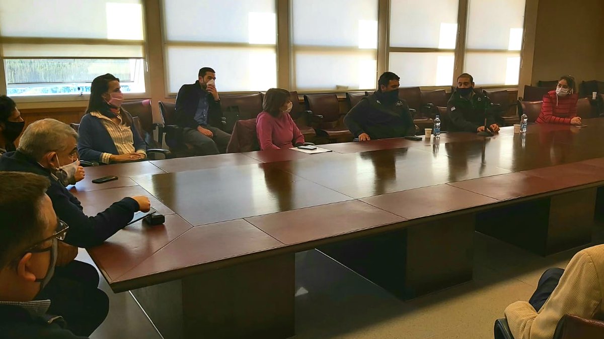 SoleSalaburu's tweet photo. #Ahora Estamos manteniendo una reunión en fiscalía, intentando que los mineros de Andacollo puedan volver a sus casas con alguna respuesta.
Previamente en la Legislatura diputadxs los recibimos y escuchamos sus reclamos de sueldos adeudados y continuidad de sus fuentes de trabajo https://t.co/9dZMQPNcQ6