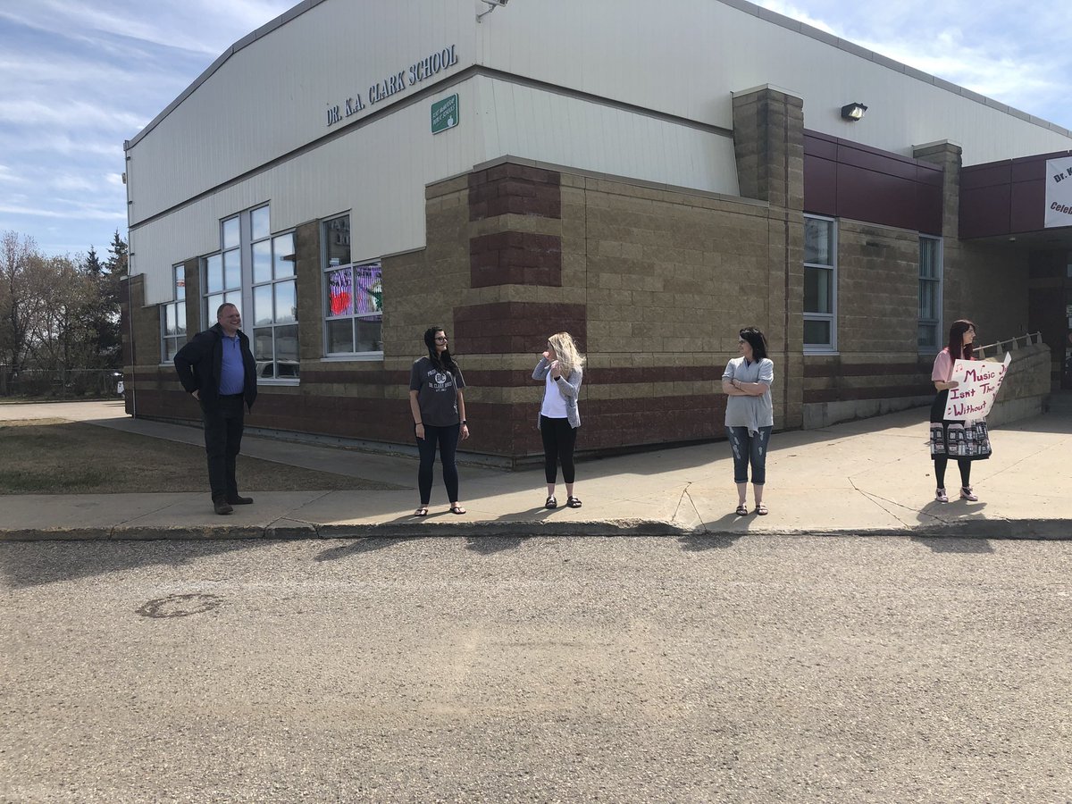 DrClarkSchool's tweet photo. Our Dr. Clark Drive By was a success! So heartwarming and uplifting to see you all!! We’ve missed you all so much!! @FMPSD @JRoy65 https://t.co/lPrp9hfj4x