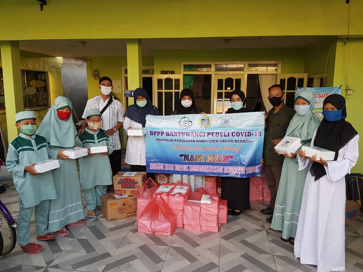 ekohadi85's tweet photo. Penyuluh Perikanan Bantu Kab Gresik Berbagi "Nasi Ikan dan Paket Sembako"
#penyuluhperikananpedulicovid-19
@fisheris_ @brsdm_kp @Edhy_Prabowo @BeritaKKP @kkpgoid https://t.co/EsfsLNwx1s