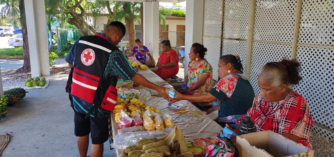 cglorentzen's tweet photo. So many islands to visit... 🌏

Volunteers from Marshall Islands #RedCross visiting the local markets with #covid19 + #Dengue awareness 📢

They give out soaps to encourage hand washing. Hand washing frequently is still the best practice against COVID19 and other illnesses 💦🙌 https://t.co/pH6dFHWZwj