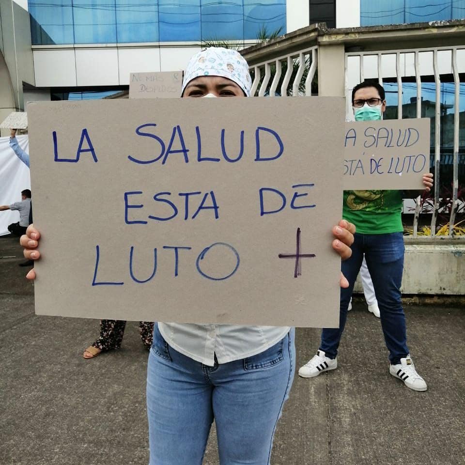 SPP_oficial's tweet photo. #LeninMoreno es la muerte del sistema de salud en Ecuador, luego de utilizar la lucha del sector sanitario para limpiar sus manos manchadas de sangre, ahora solo se encarga de desechar al personal de los hospitales. 

¡Rebelarse es justo! 
#SantoDomingo https://t.co/3CCuCCvoqv