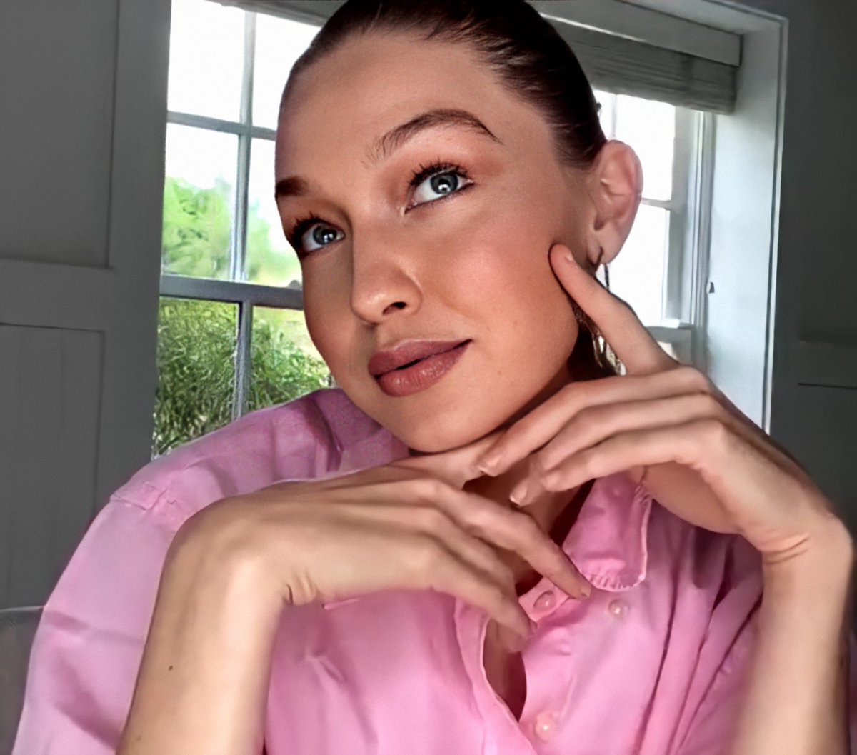 slaygihadid's tweet photo. gigi hadid everybody!!!! https://t.co/DN8m6A6XUk
