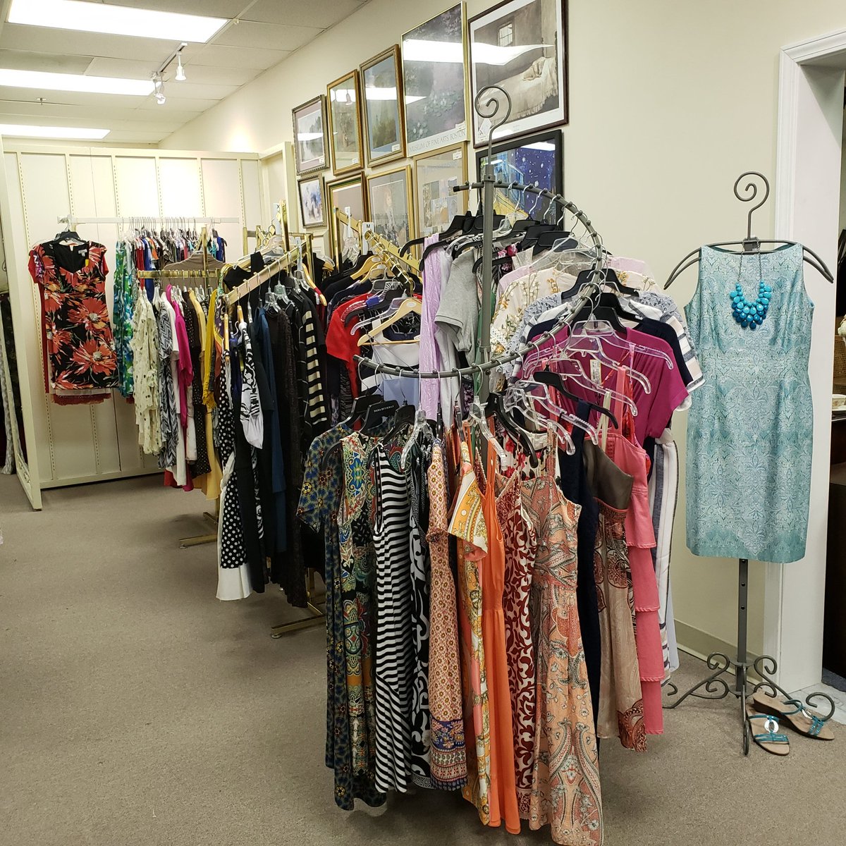 DGoodgoods's tweet photo. Happy Wednesday! Lots of changes happening and new merchandise coming in at Do good Goods! Hope you'll stop by to see us soon!
Shop. Consign. Do Good. ๐
#charity #resale #shopconsignment #consignment #shoppingconsignment #consignmentshops #designerbrands #homedecor https://t.co/KyHIQ3KLYh