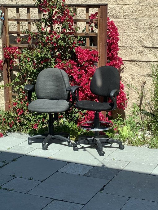 Some wasteful #office dorks #littered two perfectly good #officeChairs by the side of the road. These<a href="/tag/office"class="tags">#office</a><a href="/tag/littered"class="tags">#littered</a><a href="/tag/gameroom"class="tags"><span>#gameroom</span></a><a href="/tag/officechairs"class="tags"><span>#officechairs</span></a>