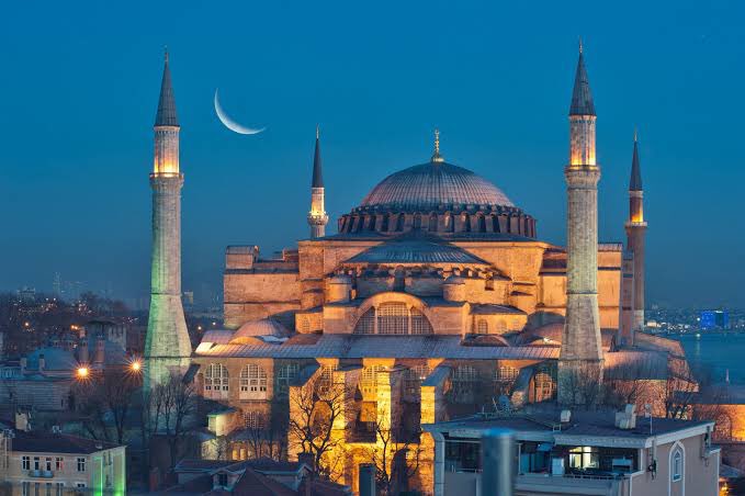 İzmir’de minarelerimizden Çav Bella çalanlara verilecek en güzel cevap ; Ayasofya’yı ibadete açmaktır.