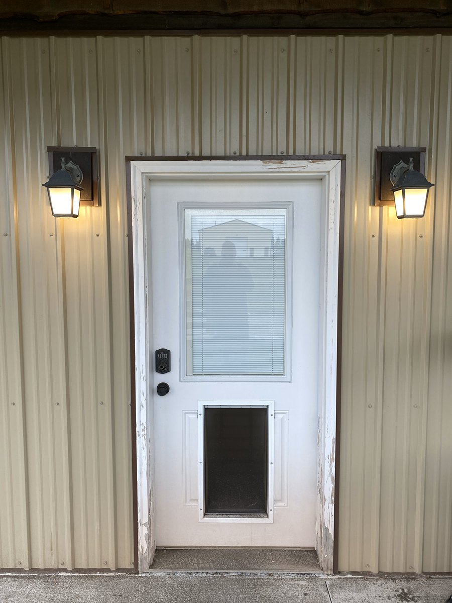 SmartEasyDIY's tweet image. I put some steel trim on the outside of this door. The paint was peeling so bad now it’ll never need to be painted again. The steel is bent up to be one piece. Check my Instagram stories I used some @LoctiteGlue to fasten it #beforeandafter #steeltrim  #doortrim  #doityourself