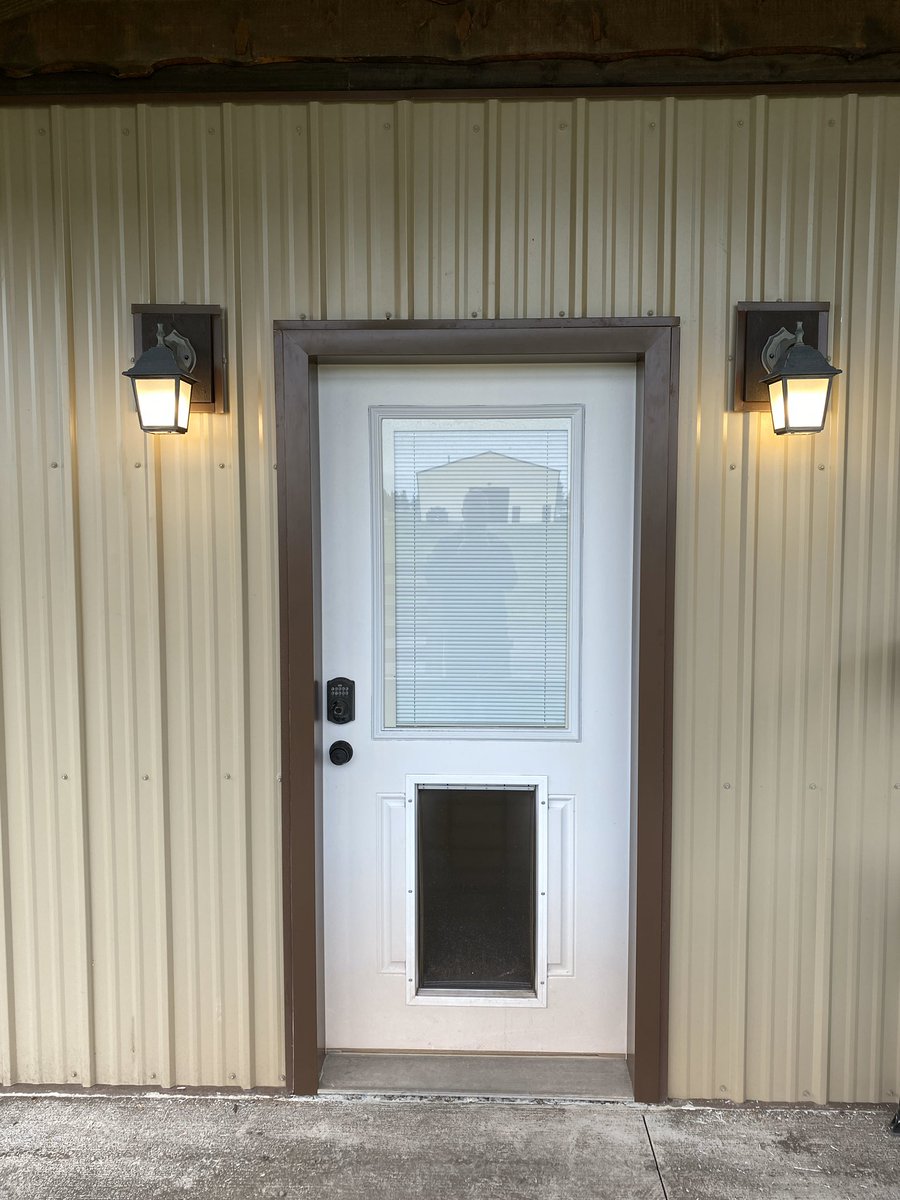 SmartEasyDIY's tweet image. I put some steel trim on the outside of this door. The paint was peeling so bad now it’ll never need to be painted again. The steel is bent up to be one piece. Check my Instagram stories I used some @LoctiteGlue to fasten it #beforeandafter #steeltrim  #doortrim  #doityourself