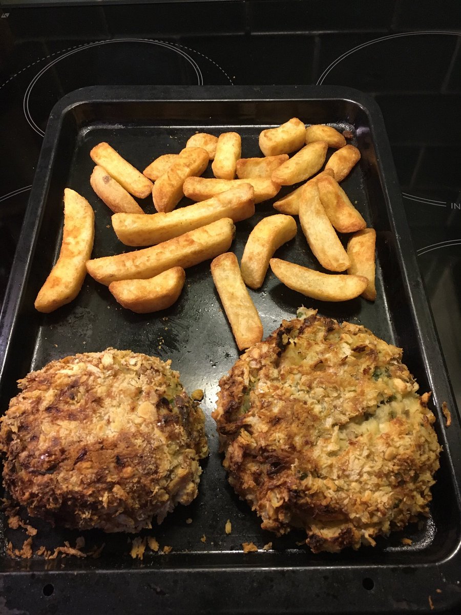 KitchandBot's tweet photo. Fish cakes. #lockdownleftovers https://t.co/LppUKdQYsv