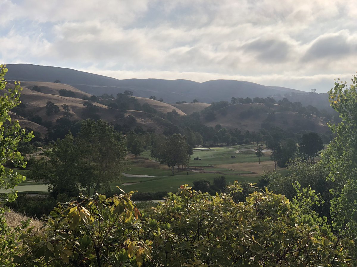 yochadehe's tweet photo. 7am has never looked so good π. #playhereplaythebest #socialdistancinggolf https://t.co/1jYd4MZzve