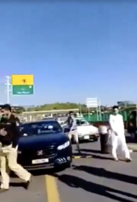 bilal_pide's tweet photo. I have a lot respect for the "Jawans" who face every disaster in the front row. But for the camouflage feudalism and bureaucracy of this country I must say: "Ye watan tumhara hai hum hein khawmkhaw iss mein"

#کرنل_کی_بیوی
#NotFirstTime https://t.co/oVK8oEa427