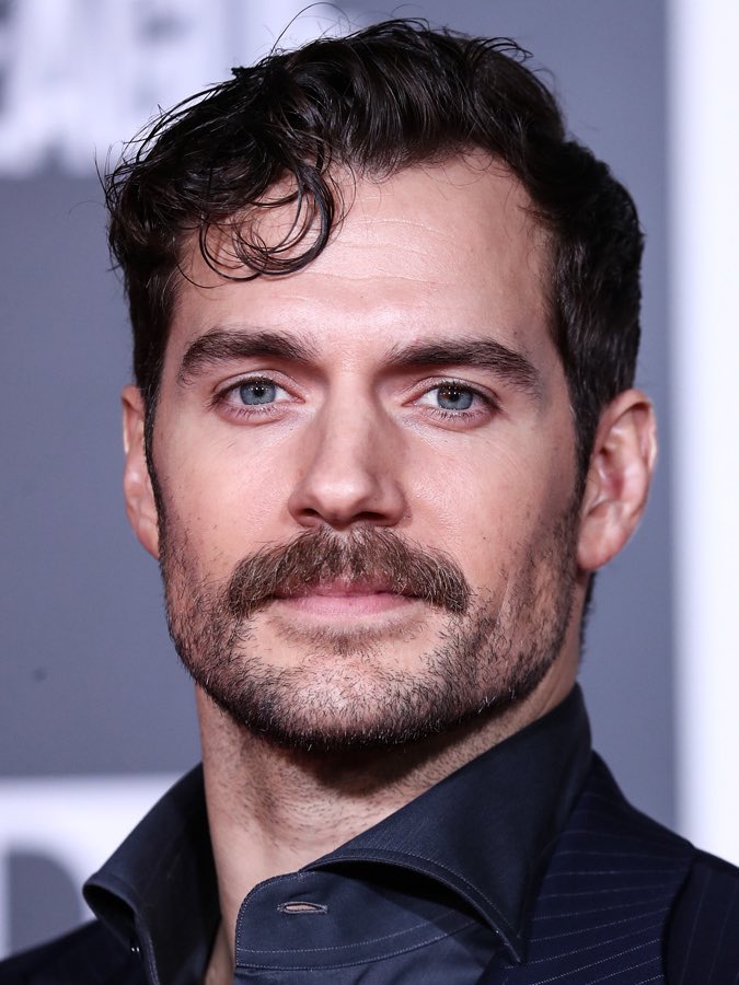 حسنتيكر V Twitter كانت هنالك مشكلة بأن Henry Cavill ممثل شخصية Superman كان لديه شنب ولا يستطيع أن يحلقه بسبب التزامه بفيلم آخر وهو Mission Impossible Fallout وبالتالي جاء القرار بازالة الشنب