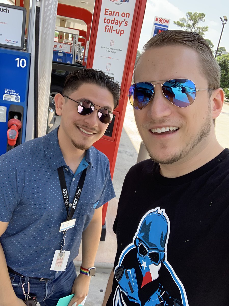 Chilling <a href="/exxonmobil/">ExxonMobil</a> with George...#BeachMode styling 👓 ☀️ <a href="/CentralIhx/">IHXWestCentral</a> <a href="/CentralIhx/">IHXWestCentral</a> #IHXFieldDay
