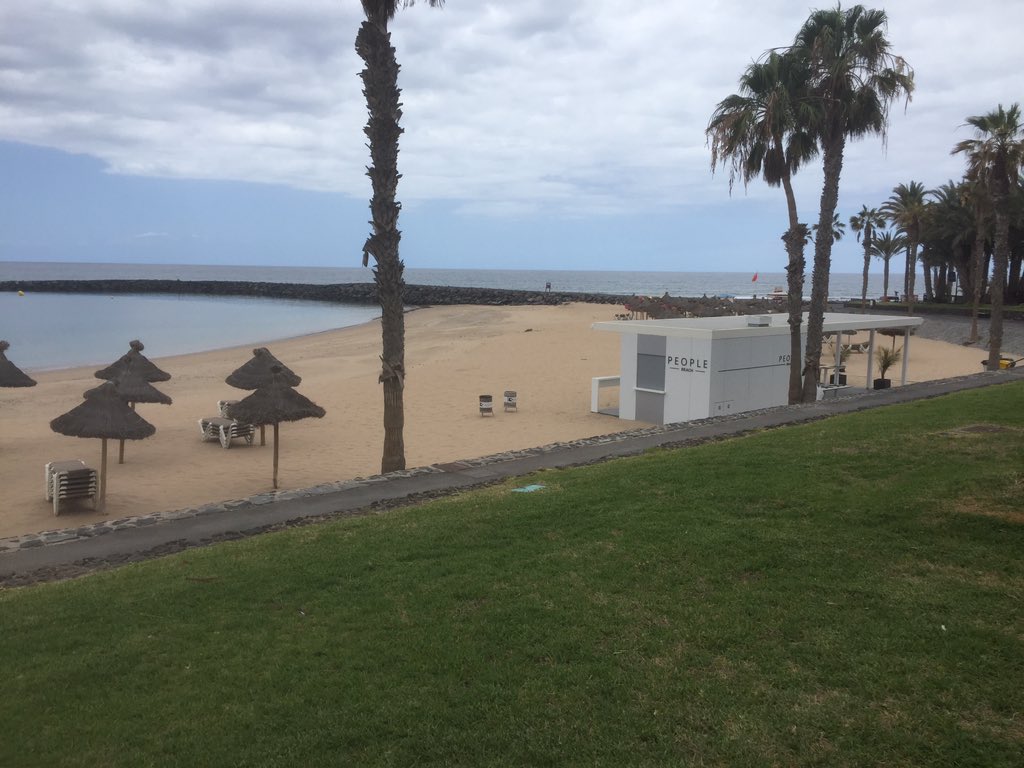 tom_giggle's tweet photo. @simonharrisitv @itvlondon Los chris , tenerife this Sunday gone https://t.co/zh4FSbivzr