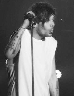 styIessauro's tweet photo. louis é um artista completo, ele tem uma voz única e encantadora, trata os fãs como se fossem melhores amigos, compõe músicas incríveis e é um homem muito forte. ele merece o mundo todinho 

WE LOVE YOU LOUIS https://t.co/kumL7HiwIF