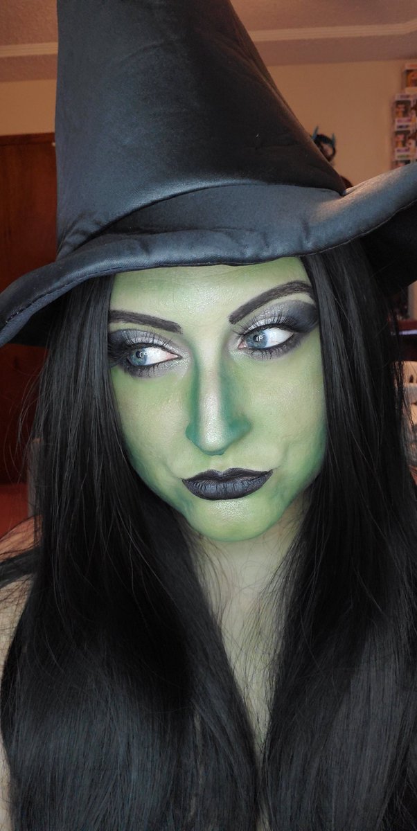 carolync903's tweet photo. Let's get Wicked! My next character in my #WizardofOz series is of course the Wicked Witch of the West herself. Used @JeffreeStar #Jawbreaker and #ConspiracyPalette + #Candyappledrip highlight with @MannyMua733 #lunarbeauty liquid lip in "Wicked" and @ColourPopCo lash in "Chick" https://t.co/pkZBODuVSj