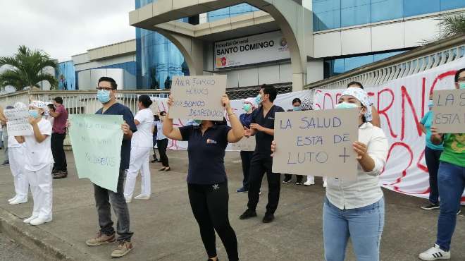edicionmedEC's tweet photo. #URGENTE En medio de la emergencia sanitaria por #COVID19ec el Ministerio de Salud despide personal a nivel nacional para reducir entre un 10 y 15% su gasto.
Lea la nota completa aquí ➡️ https://t.co/kYaK0EMaYE https://t.co/WJltworDg3