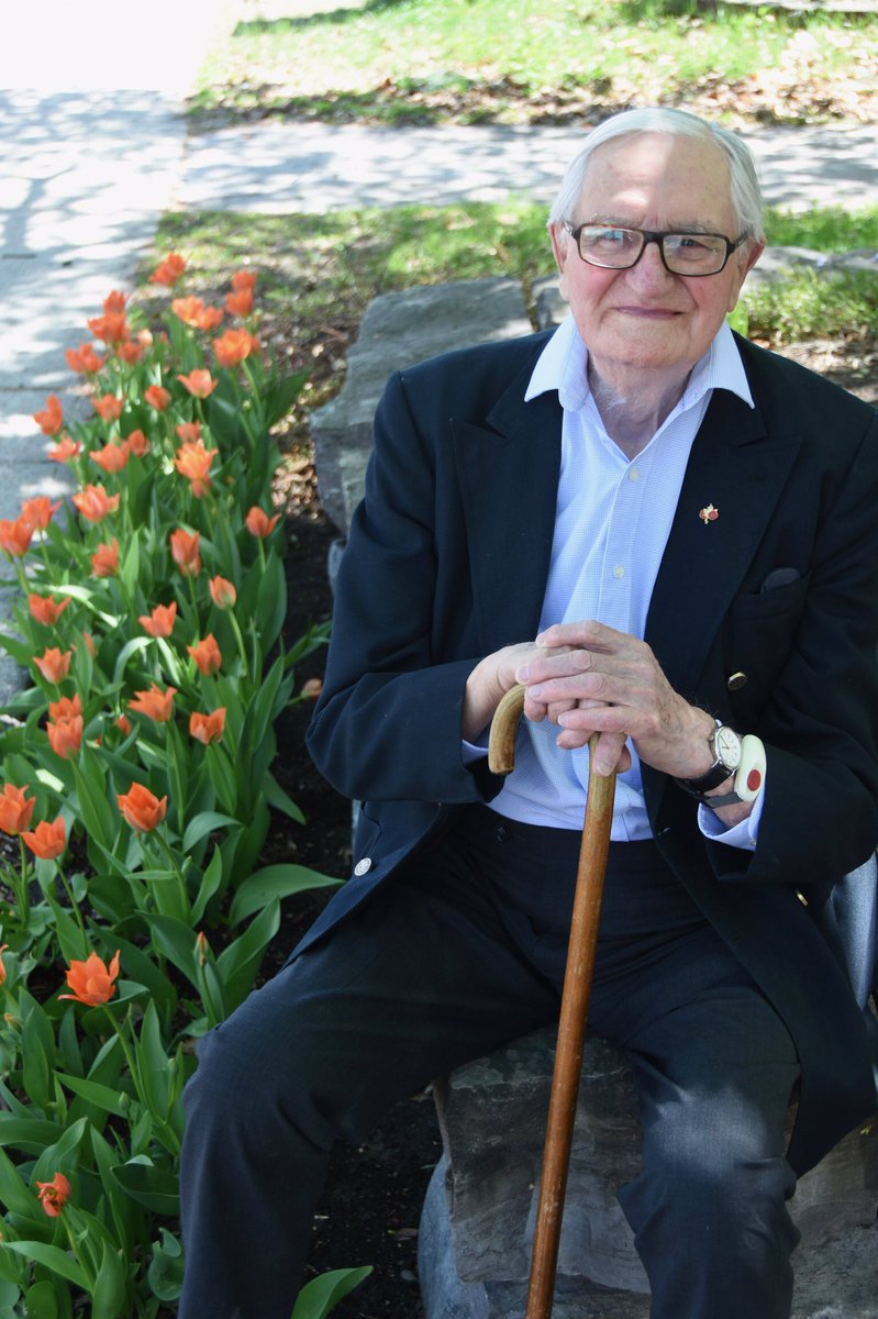 KMLSR52's tweet photo. My father was out for a stroll this afternoon and dropped by to see the #Liberation75 tulips planted in front of our house in his honour. @lookitsross @CanAmbNL @NLinCanada @VeteransENG_CA @CdnTulipfest https://t.co/2WGCG5Ld35