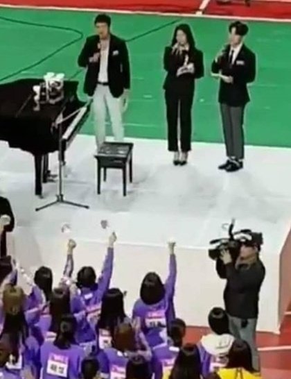 tiny_nayeon's tweet photo. look how they support Sana. 🤧 https://t.co/w4zN4Ze71J