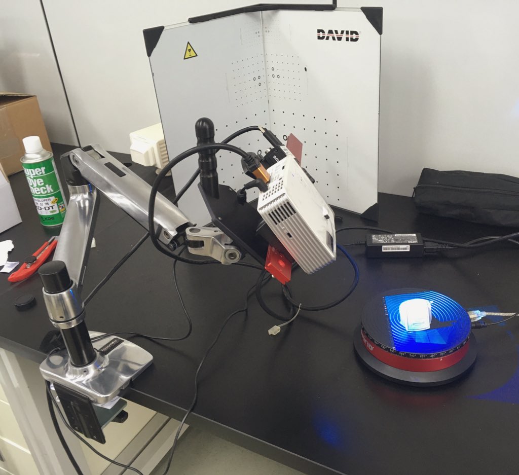 sunjun_kim's tweet photo. A proper 3D Scanner! #SIDLab https://t.co/9ODCA9J545