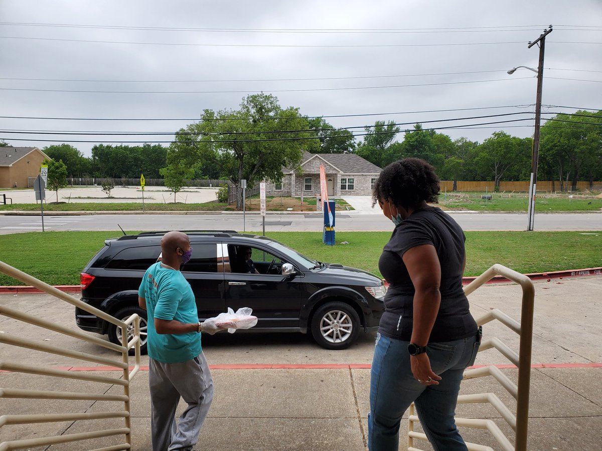 EOY Student Materials Pick up  at Sunrise McMillan Elementary School. Thank you to our parents for showing up 😊