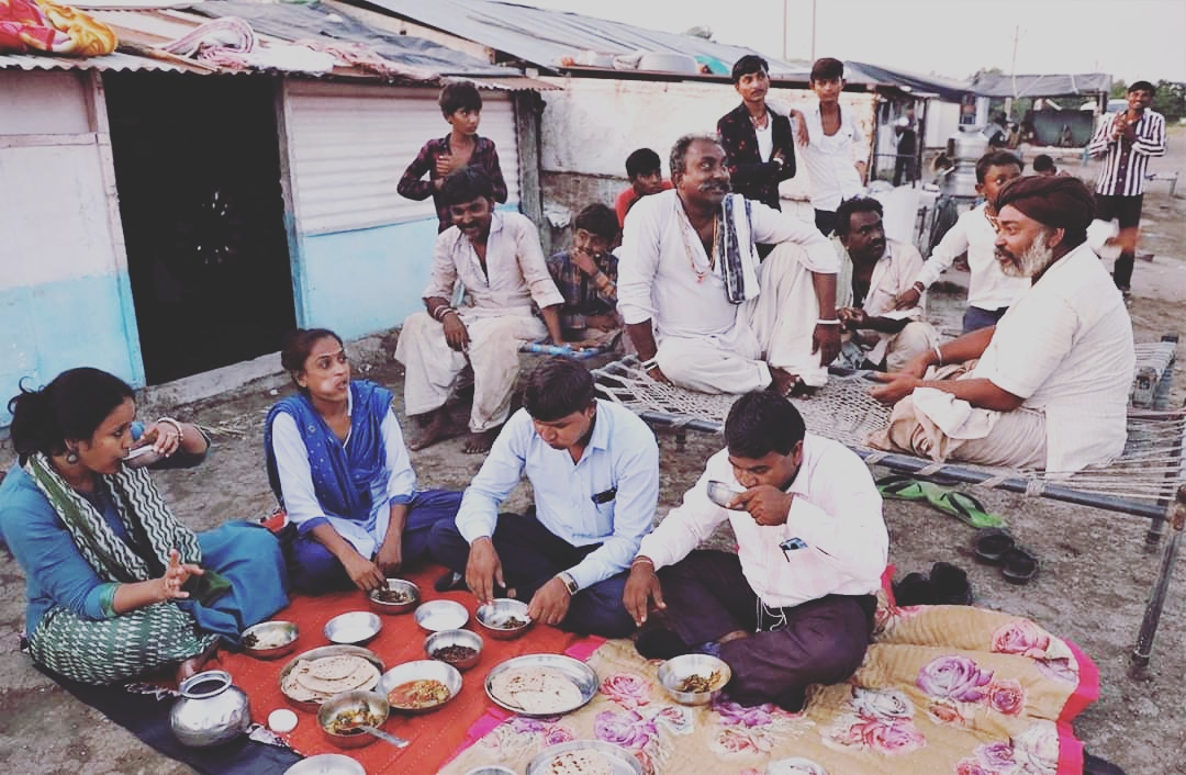 સાંજ ઢળે
આખા દિવસના પરિશ્રમ પછી ભૂખ લાગે
હોટલમાં જમવું ગમે નહિ પણ પેટ ભાડું માંગે
પછી શું?રોડની બાજુમાં રહેનાર સ્વજનોના છાપરે ગાડી વળે
એમને જોઇને વાલો પધાર્યો નો હરખ થાય

ભૂખ લાગી છે જમવું છે કહું ને સાંજના બધાના ચૂલે જે રંધાયું હોય એ વાટકાઓમાં થોડું થોડું આવવા માંડે..
ભાવના ભોજન