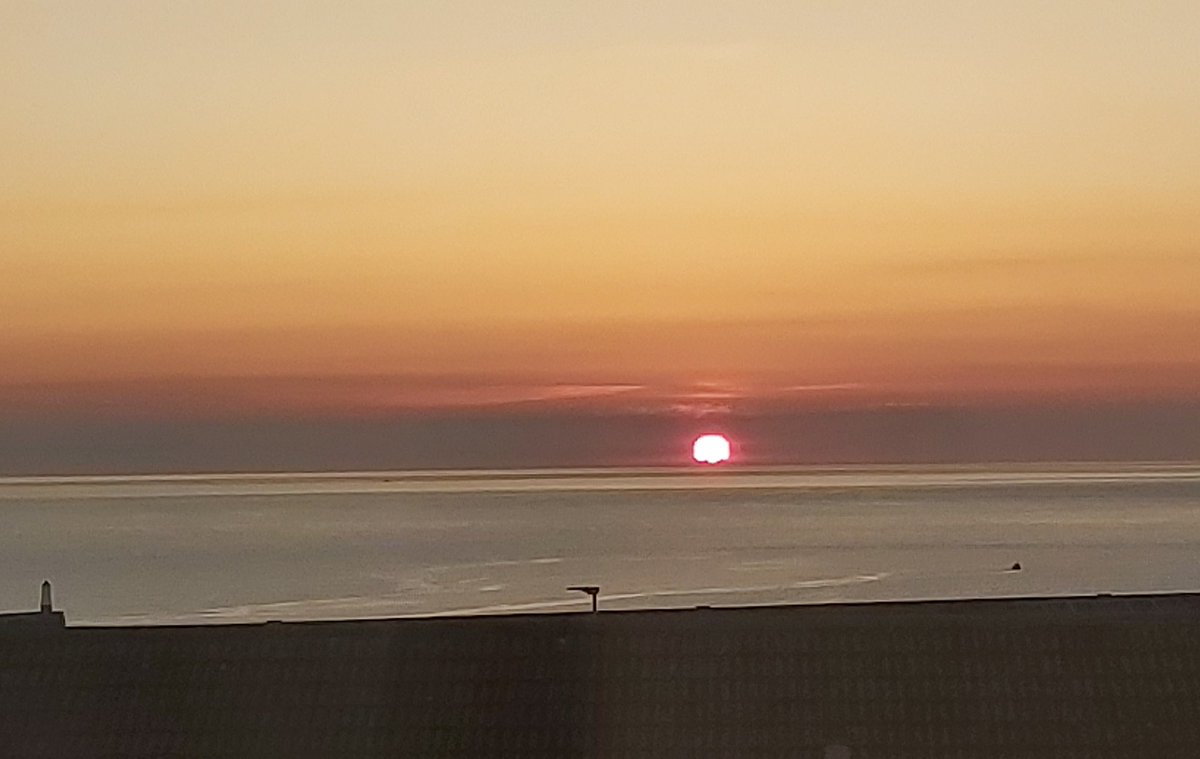 karen_renton's tweet image. 5am. I&apos;ve had no sleep but did get to witness a spectacular sunrise over the North Sea

#EveryCloud #painsomnia
