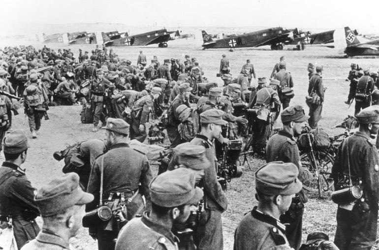 Der Morgen des 21. Mai 1941 bricht an. Die  #Fallschirmjäger haben den Flugplatz von  #Maleme erst zur Hälfte freigekämpft. Das II. Bataillon des Gebirgsjäger-Regiments 100, zu dem auch mein Opa gehört, soll trotzdem einen Landeversuch wagen. Die Männer steigen in die  #JU52‘s...