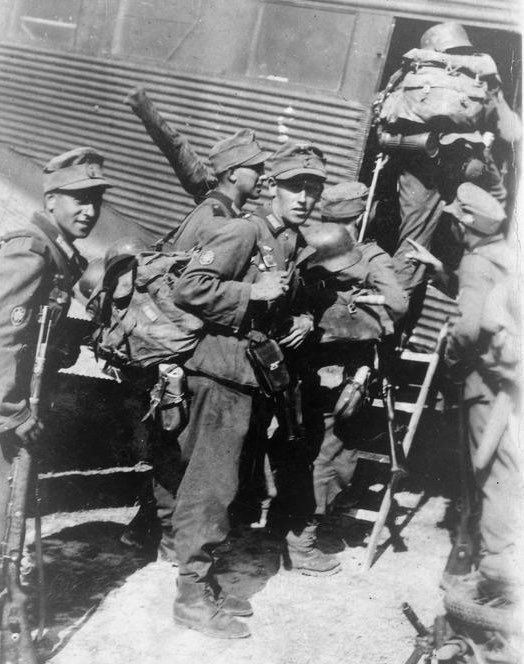 Der Morgen des 21. Mai 1941 bricht an. Die  #Fallschirmjäger haben den Flugplatz von  #Maleme erst zur Hälfte freigekämpft. Das II. Bataillon des Gebirgsjäger-Regiments 100, zu dem auch mein Opa gehört, soll trotzdem einen Landeversuch wagen. Die Männer steigen in die  #JU52‘s...