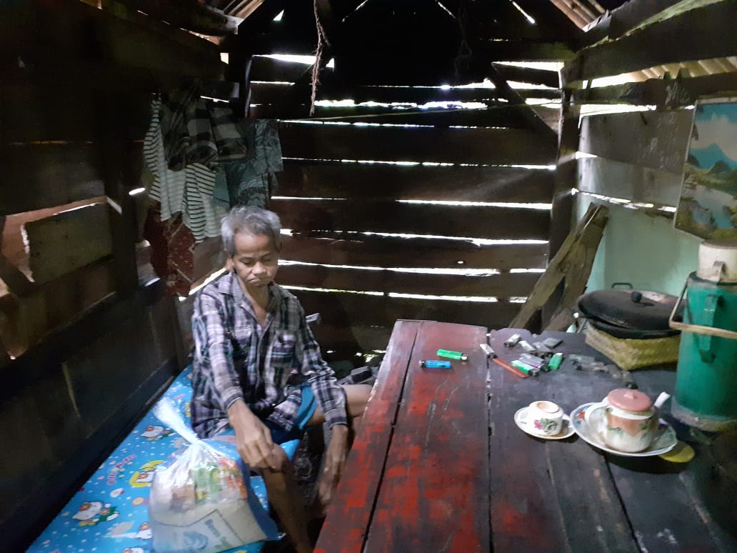 Satu hal yg membuat kami semua bergerak adalah ketika kami mendengar salah satu warga kami yg sdh bbrp hari tidak makan akibat tdk bekerja, tak punya uang. Begitu kami lihat keadaan rumahnya, seketika rasa kemanusiaan kami diuji. Beliau tinggal sendiri,dlm sebuah rmh yg tdk layak