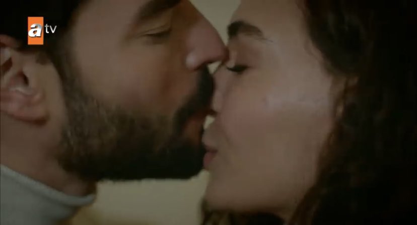 konnie_FS's tweet photo. Mañana el HT Que tenga que ver con ReyMir paaaaarfaaaavaaaar!!! Amooo #AkRu 🥰😍
#ElifSadoglu https://t.co/cvZhPTxE66