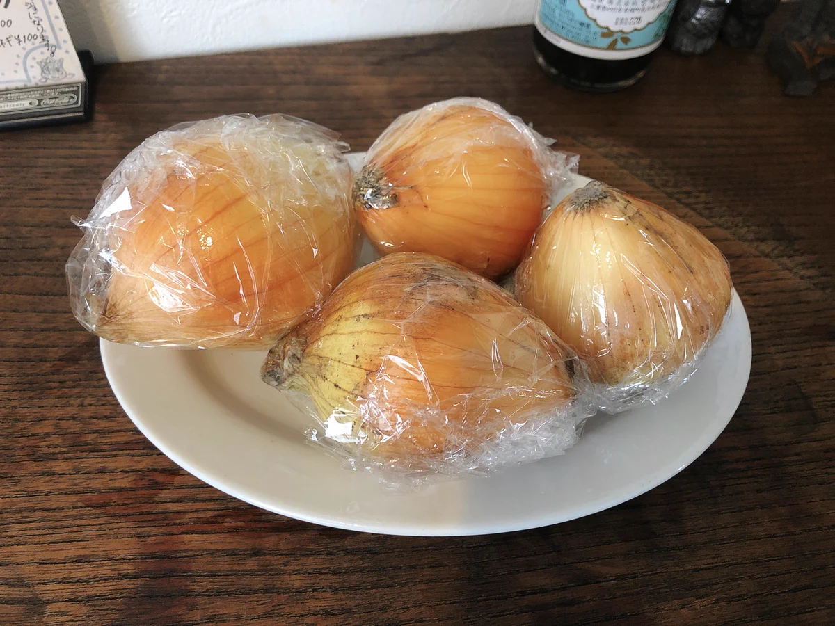 簡単に剥けてします！？玉ねぎの皮を簡単に剥く方法！