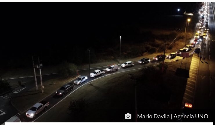 FranciscaOyar20's tweet photo. “No salgan de Santiago, la fiscalización será implacable”, Subsecretaría #martorell .
Resultado:
Salen 24.000 vehículos, los fiscalizadores devuelven 250.
#MintieronHastaMatar https://t.co/w9a50Yqemn