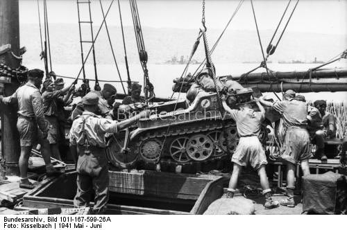 21. Mai 1941, 05:20 Uhr - Das III. Bataillon des Regiments wird auf Schiffe und Kutter verladen. Sie sollen an der Küste von  #Maleme anlanden um den Flugplatz zu nehmen. In der Meerenge liegen allerdings britische Einheiten. Der Konvoi kehrt um und wartet...