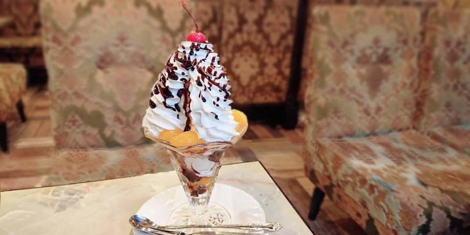 珈琲 王城 公式ページ On Twitter パフェとサンデーの違い パフェはフランス語で 完璧な という意味の パルフェ が語源で サンデー は19世紀頃のアメリカで日曜日だけ甘い物を食べるという サンデーアイスクリーム の風習から名付けられたという説があり 両者に