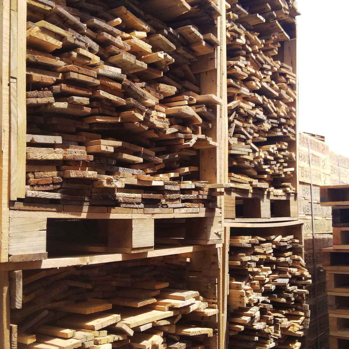 日本パレット流通センター 株 当社には写真のような材料として使えなくなった板材が月に3トンほど出ます 穴が空いてる ヒビ割れしている等 これをキャンプ用の薪として使うのは如何でしょう キロ８０円で販売しています 基本的に引取限定です 場所は