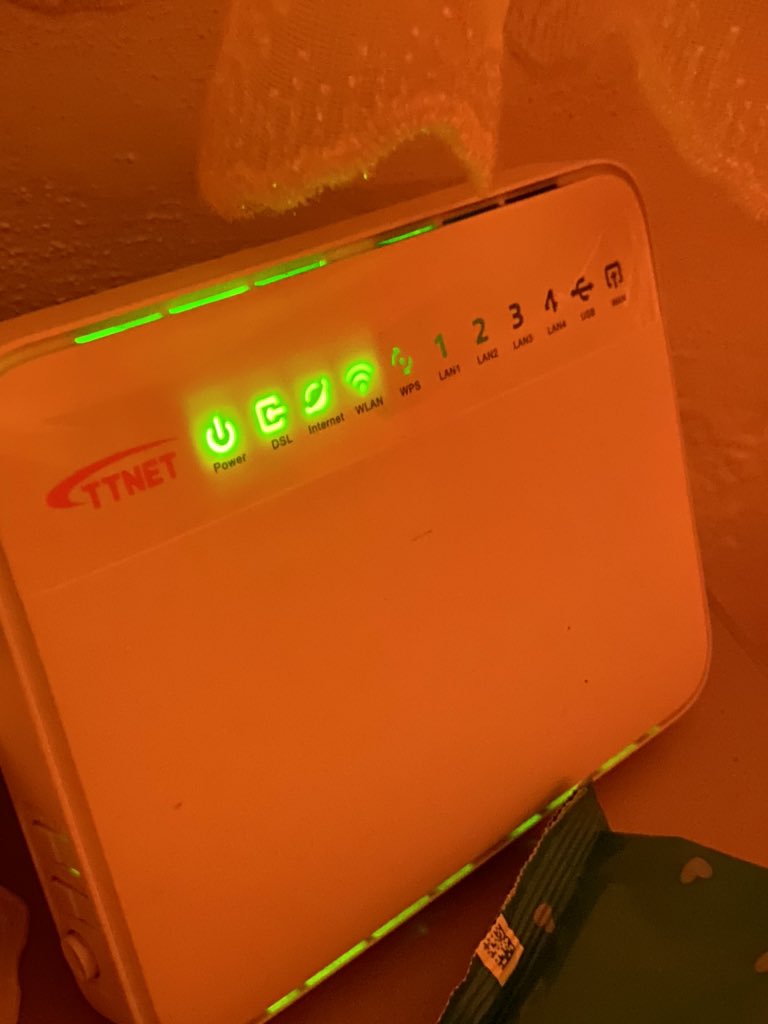 GucluSafiye's tweet photo. Musteri memnuniyeti sifir olan bi firma. Modemin dibinde bile cekmeyen bir internet lanet olsun #turktelekom https://t.co/xqNL1oVWTJ