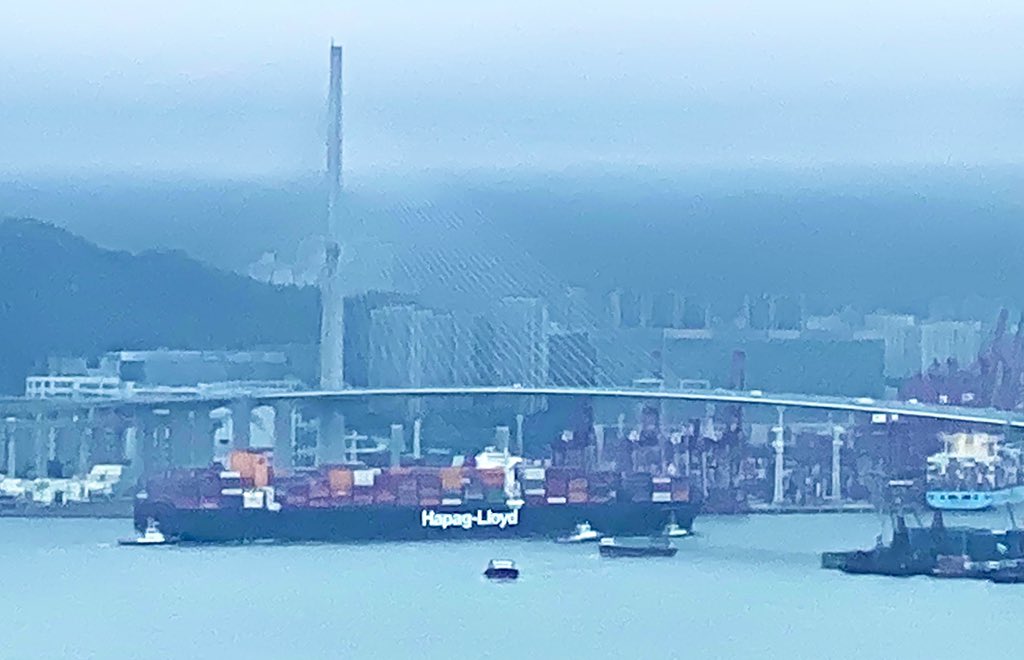 In sharp contrast to my recent observations a fully packed Hapag-Lloyd vessel is entering HK port just now. There's hope. But to assess trade volume it might be anyway better to rely on statistics rather than spotting ships🤔😉