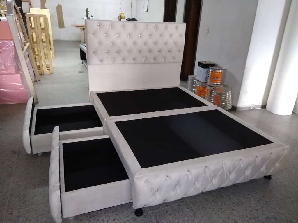 ColchonesSultan's tweet image. #capitoneado.. colchónes y muebles Sultán 3126475646