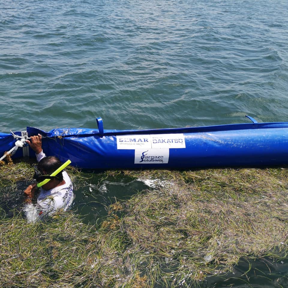 SargazoM's tweet photo. Continúa la instalación de barreras #antisargazo en #Xcalak
@DakatsoGrupo
Gracias por la confianza depositada en nosotros @SEMAR_mx
#sargazo #sargazosolutions #seaweed #sargassum #embarcacion #alga #caribe #dakatso #barreras #semar https://t.co/FPN2imKOtB