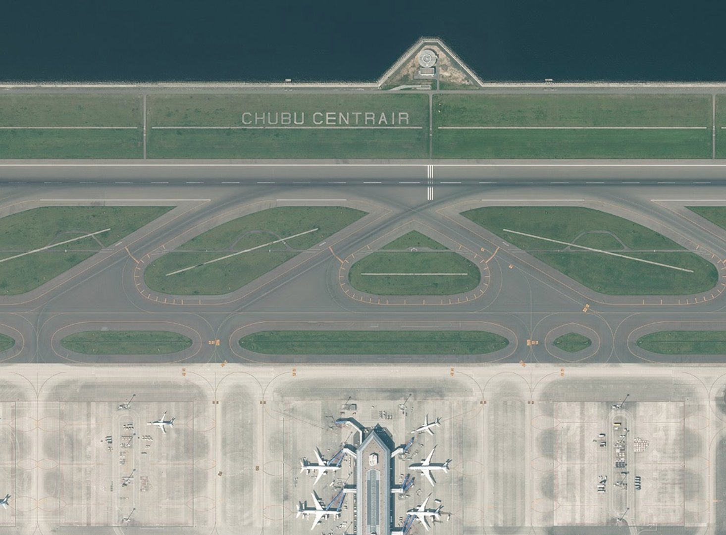 中部国際空港セントレア セントレア用語図鑑 着陸帯 滑走路 を取り囲んだ幅300m 長さ36mの一帯を指す 万が一航空機が滑走路から逸脱した場合 人命及び航空機への影響を最小限に抑えるため緑地帯が設けられている 空港名が記されることが