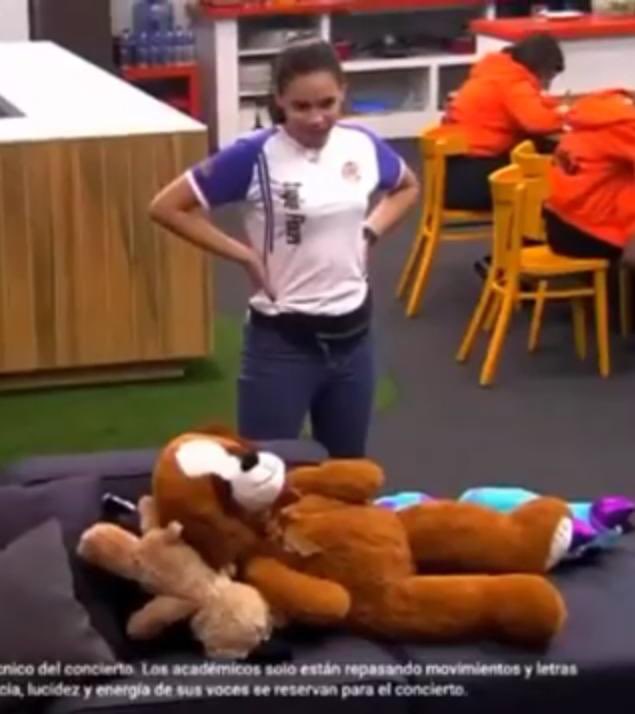 quedate con alguien que te mire como la angie mira a CUCO FLORES