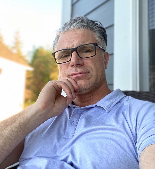 jerrysisk's tweet photo. Wednesday night porch pondering. #wednesdaynight #ineedadrink https://t.co/BNNH2jJ56P https://t.co/sQGDpWlJpd